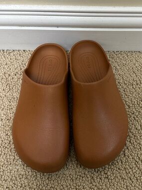 CROCS Slip-On Clog Mule in Chestnut
